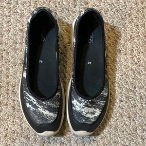 Ecco Women’s Slip on Walking Shoes. Size 40